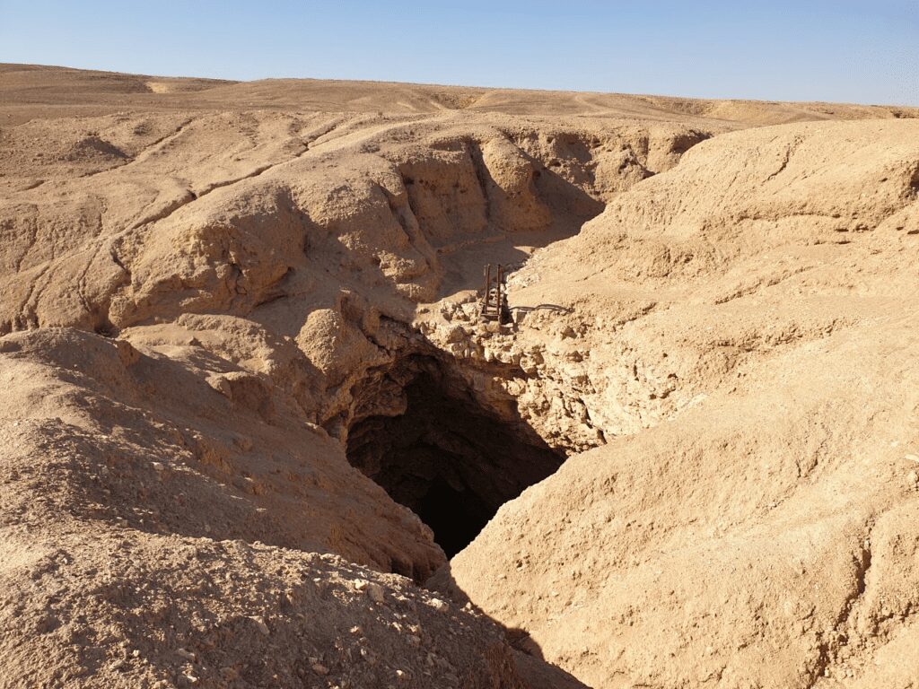 بئر "الوجاجة" الذي يقع على بعد أقل من 10 كم عن قضاء السلمان، وكان البدو الرحل يتغذون عليه بإرواء أبلهم ويشربون منه ايضاً، المصدر: تصوير الكاتب. 